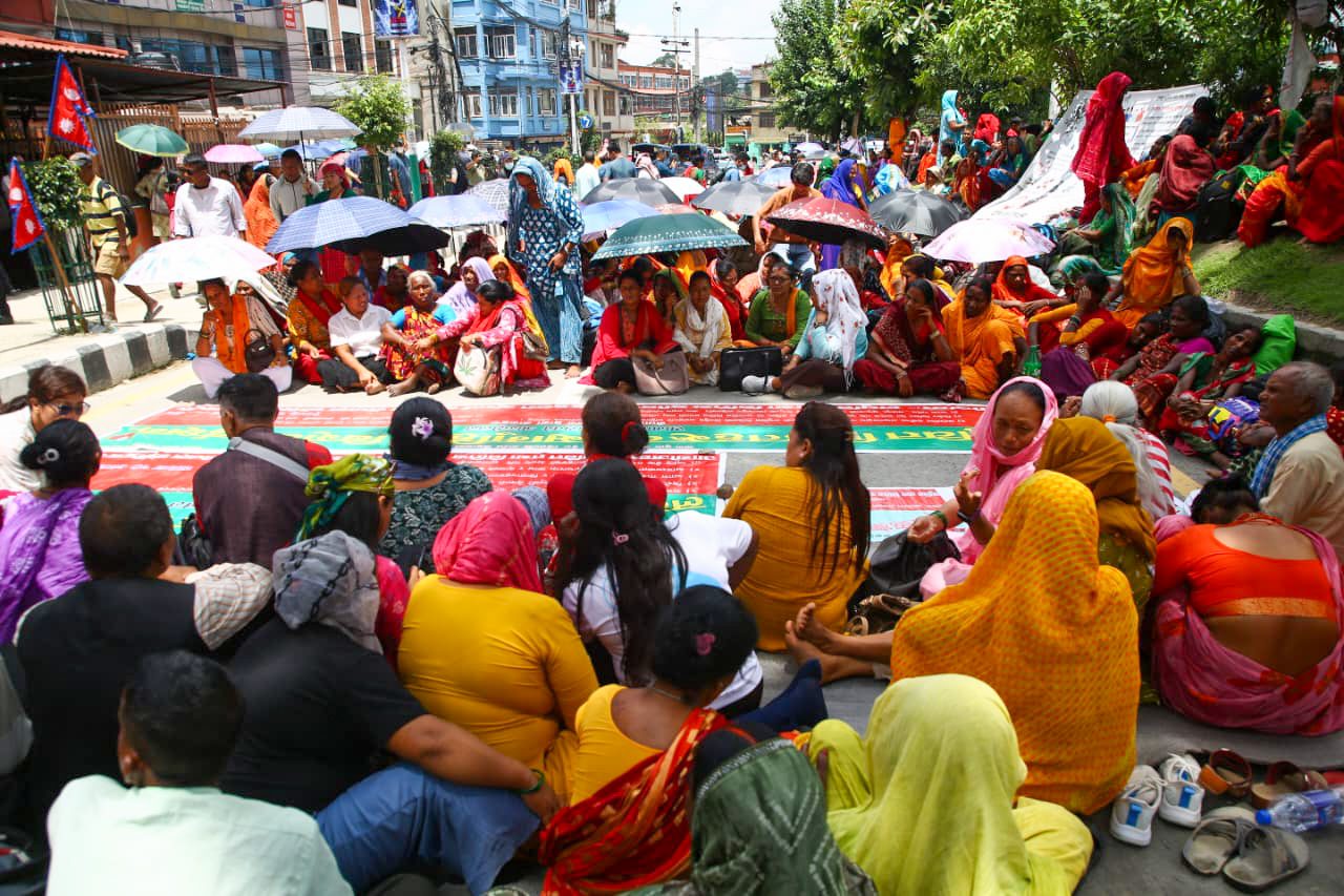 माईतीघरमा लघुवित्त पिडितहरुको सामुहिक आमरण अनसन (तस्विरसहित)