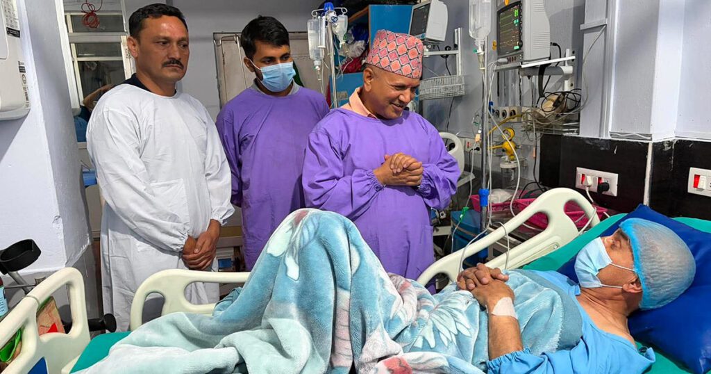 शिक्षा सचिवले अस्पतालमा पुगेर भेटे डा. केसीलाई, वार्ता भोलि