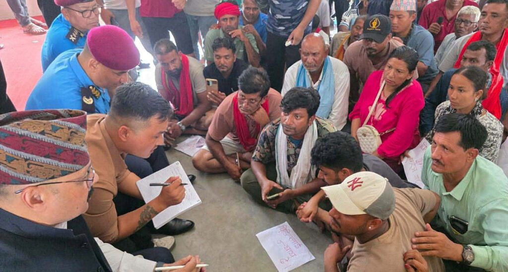 पैदल मार्चमा रहेका मिटरब्याज पीडितसंग वार्ता गर्न निजगढ पुगे गृहमन्त्री