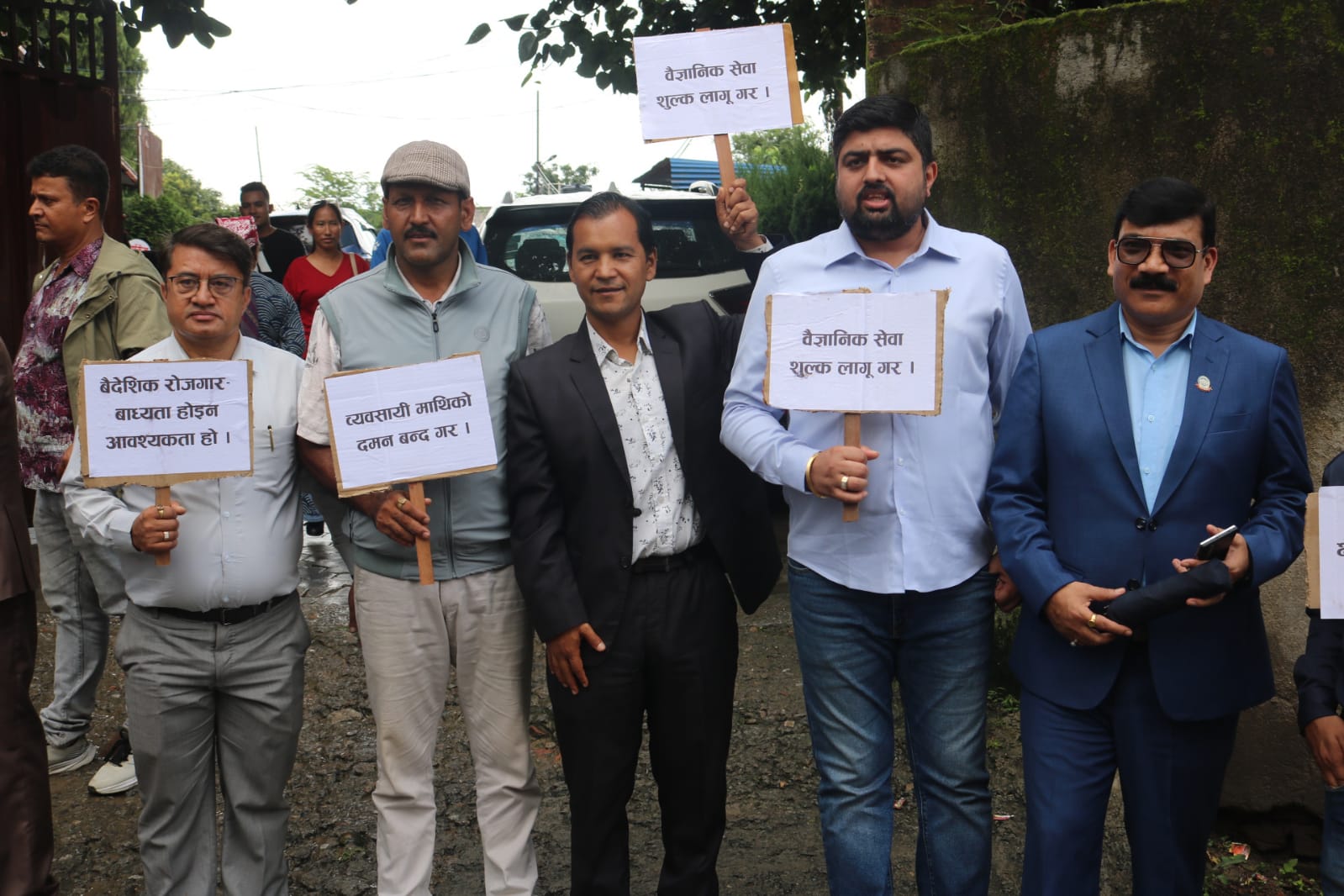 माग सम्बोधनका लागि मेनपावर व्यवसायीको शान्तिपूर्ण प्रदर्शन, २ घण्टा विभाग घेराउ