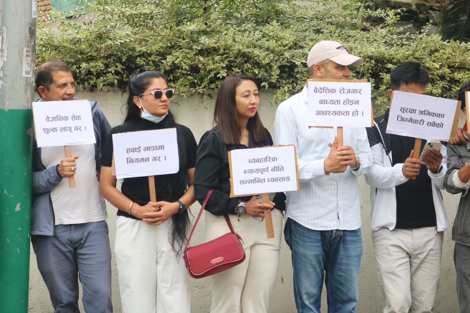 माग सम्बोधनका लागि मेनपावर व्यवसायीको शान्तिपूर्ण प्रदर्शन, २ घण्टा विभाग घेराउ