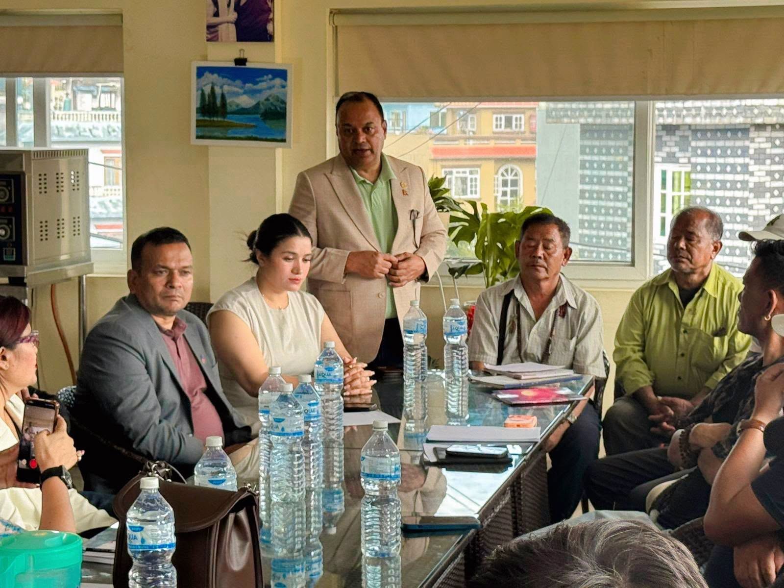 होल्डिङ सेन्टरमा एनआरएनएको टोलीले दियो स्वास्थ्य सेवा