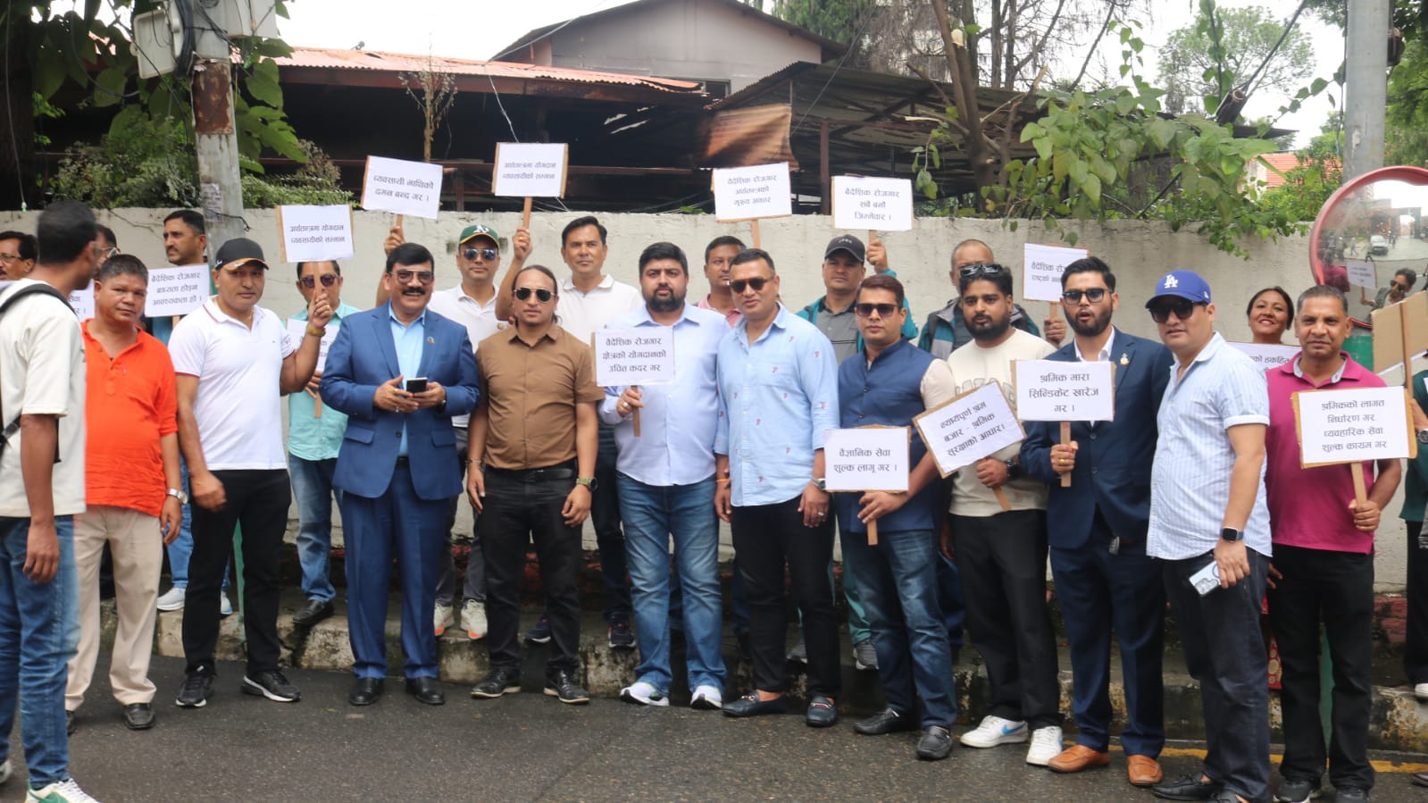 माग सम्बोधनका लागि मेनपावर व्यवसायीको शान्तिपूर्ण प्रदर्शन, २ घण्टा विभाग घेराउ