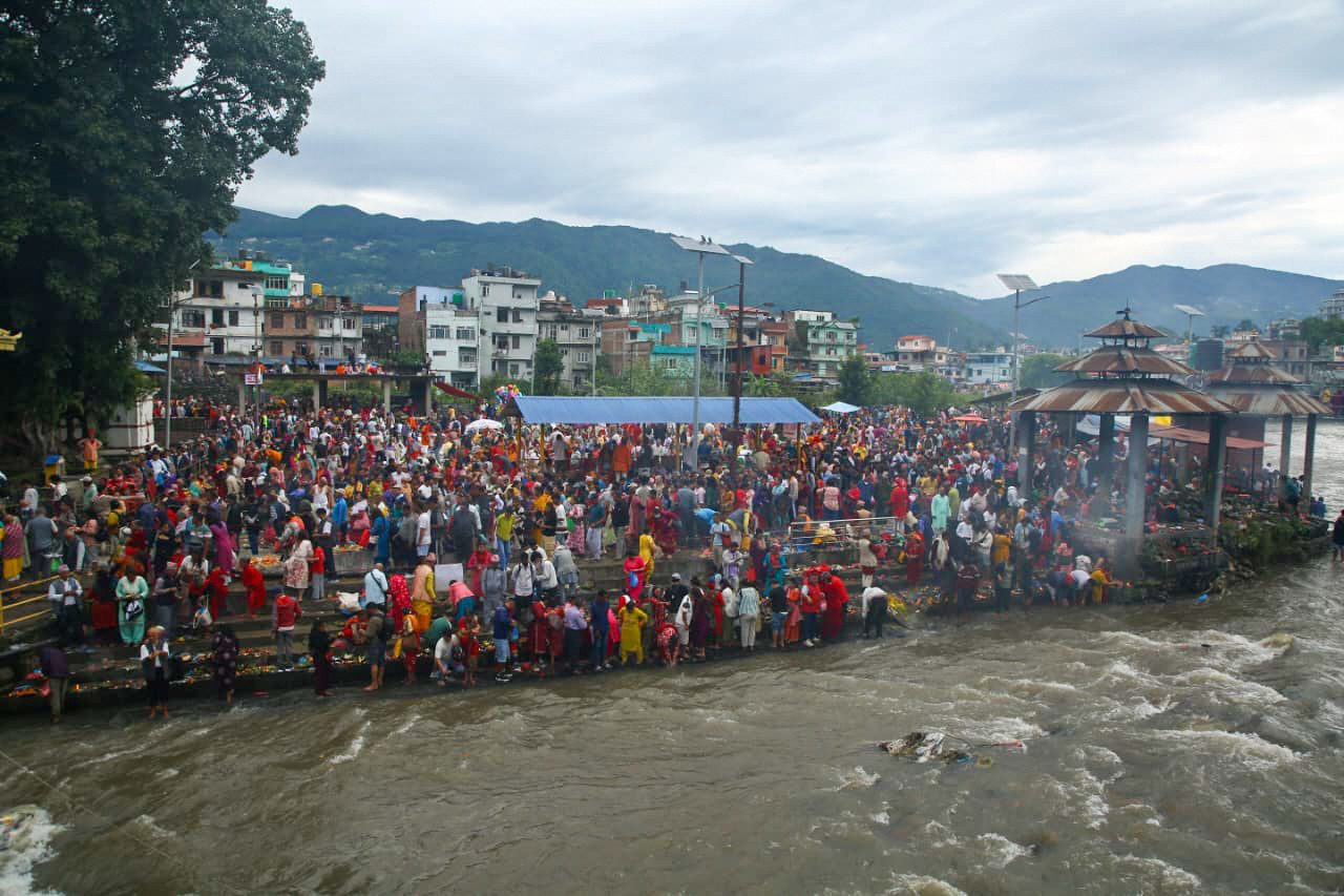 कुशे औँसी : गोकर्णेश्वरमा तर्पण र पिण्डदान गर्ने भक्तजनको घुइँचो (तस्वीरहरुसहित)