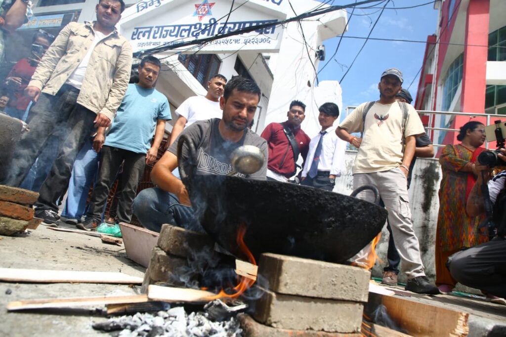 सडकमै दाउरा बालेर खाना पकाएर सांकेतिक विरोध (तस्वीरहरू)