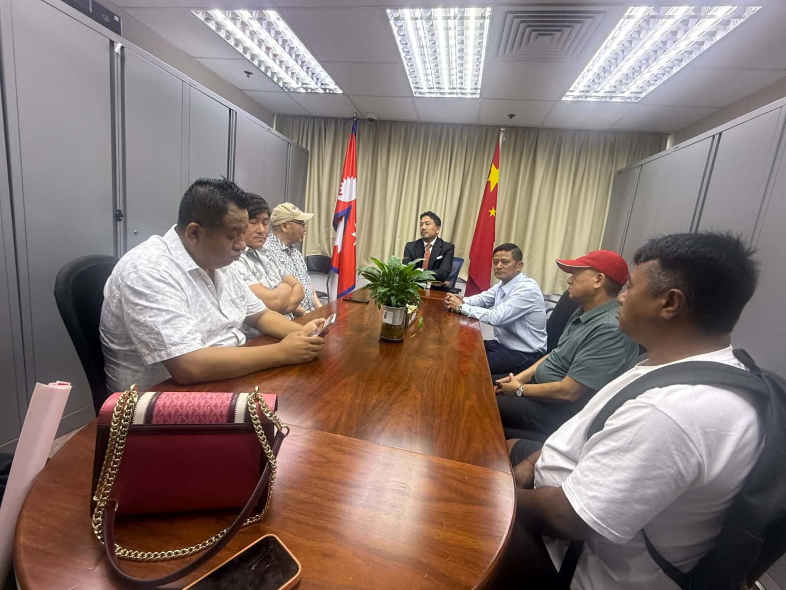 संखुवासभा समाज हङकङद्वारा प्रधानमन्त्री राहत कोषमा ८ लाख सहयोग