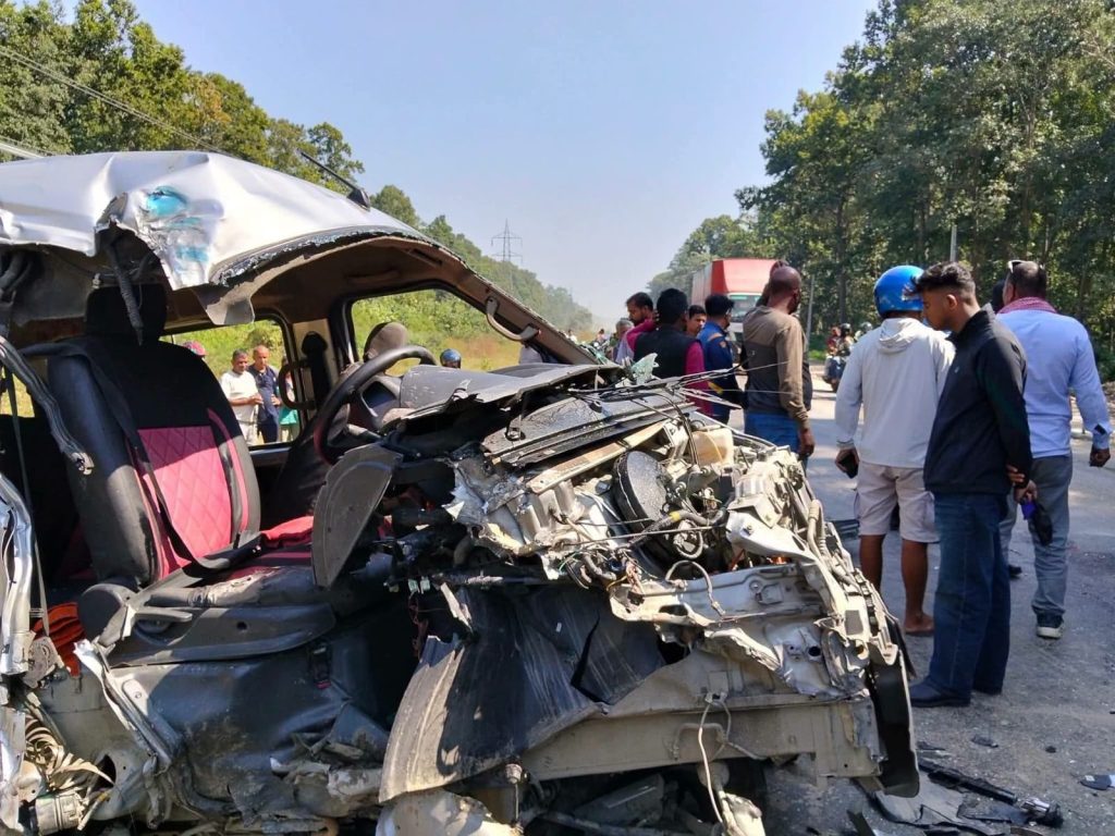 ट्रक र ईभी ठोक्किँदा १२ जना घाइते