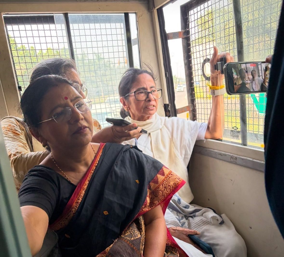 पूर्वमुख्यमन्त्रीद्वय ममता बनर्जी र अरविन्द केजरीवाल पक्राउ